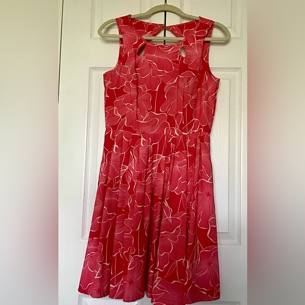 Sleeveless Floral Fit and Flare by Gabby Skye, size 6, coral and white